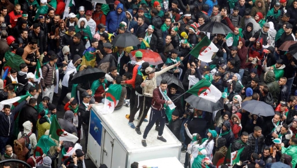الجزائر.. حشود غفيرة في الجمعة الخامسة للحراك رغم البرد والمطر