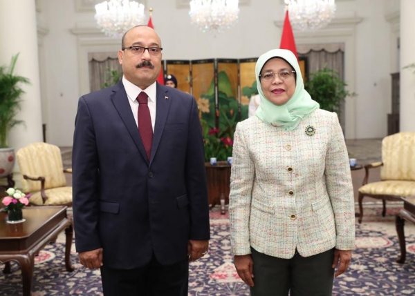 السفير عبد الغني الشميري يبحث مع رئيسة سنغافورة العلاقات بين البلدين