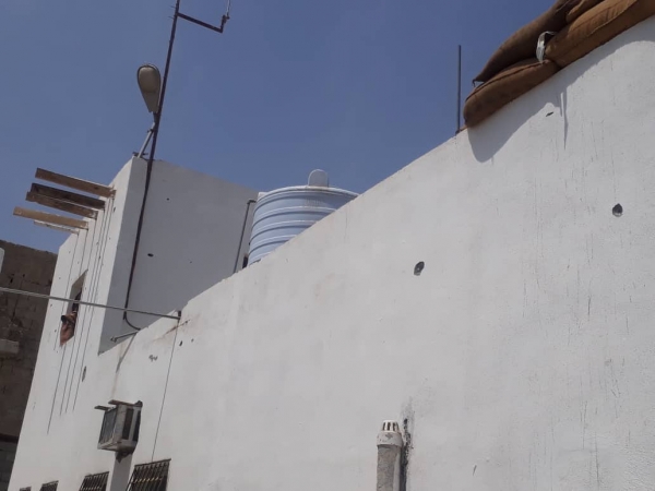 قيادي سابق في الحزام الأمني يهاجم مقر شرطة بئر فضل في عدن