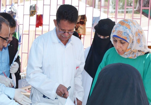 راح ضحية الكوليرا .. طبيب يمني كان يدرك أنه يكافح وباء "كارثيا"