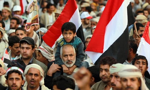 عاصفة الحزم في زمن الجوع.. هكذا أعاد المال السياسي تشكيل المشهد اليمني (تحليل)