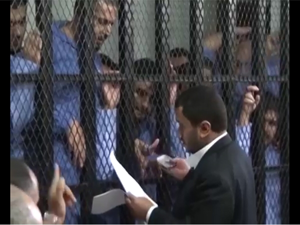 في جلسة محاكمة بصنعاء .. 36 معتقلا بسجون الحوثي يشكون التعذيب وخلع ملابسهم الداخلية