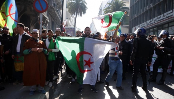 الجزائر.. مدير المخابرات يغادر منصبه ومظاهرات بجمعة ما بعد بوتفليقة