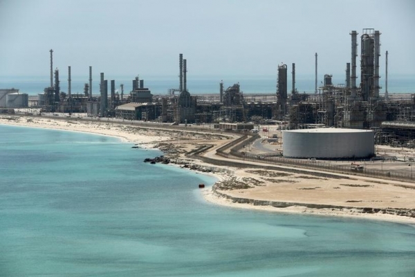 رويترز : السعودية تهدد بالتخلي عن الدولار في معاملاتها النفطية