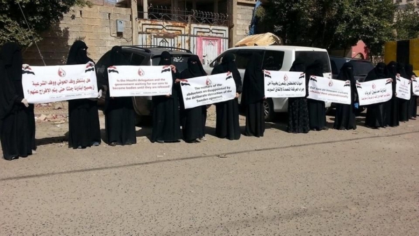 مليشيا الحوثي تمنع الدواء والغذاء على الصحفيين المختطفين