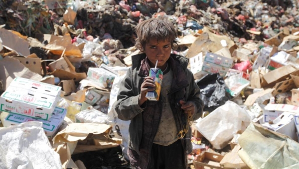 اليمن.. عندما تكون مخيرا بين الموت جوعا أو الموت بالكوليرا