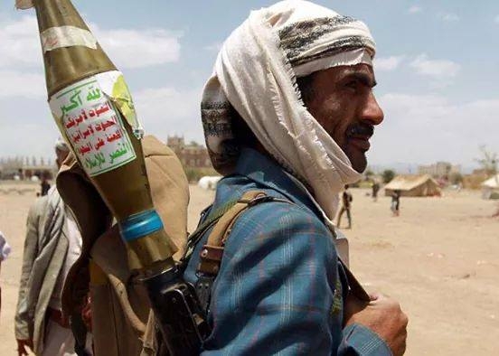 الحوثيون يعلنون عن انشقاق قائد في الجيش الوطني وانضمامه لصنعاء