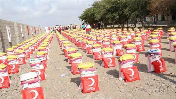 الهلال الأحمر التركي يوزع 2400 سلة غذائية بمأرب وأبين