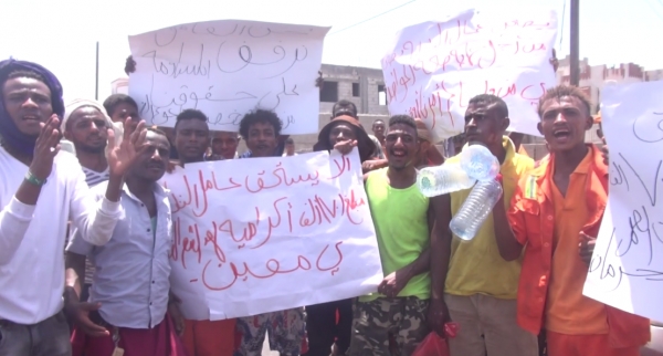 تظاهرة لعمال النظافة في عدن للمطالبة بصرف راتب أبريل وإكرامية رمضان