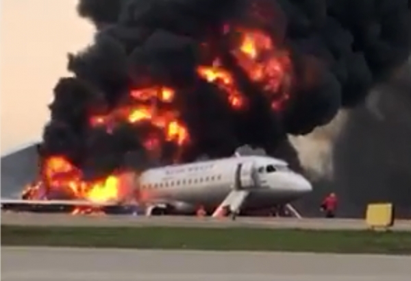 شاهد لحظة الهبوط الاضطراري واندلاع الحريق بالطائرة الروسية