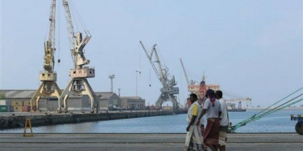 رويترز: الحوثيون يبدأون الانسحاب من ميناءين في الحديدة