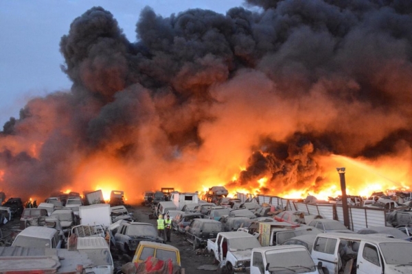 حريق هائل يطال منطقة صناعية في جدة السعودية
