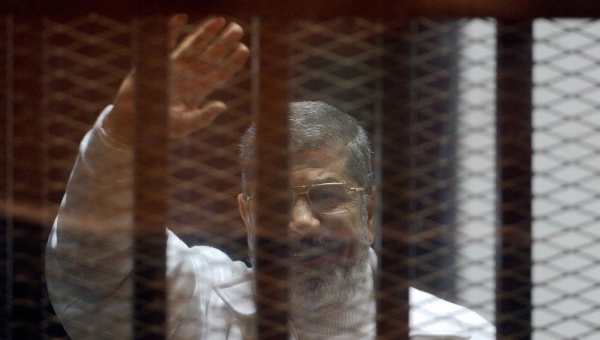 السلطات منعت الصحافة وسمحت لأسرته فقط.. مرسى يوارى الثرى فجر اليوم بالقاهرة
