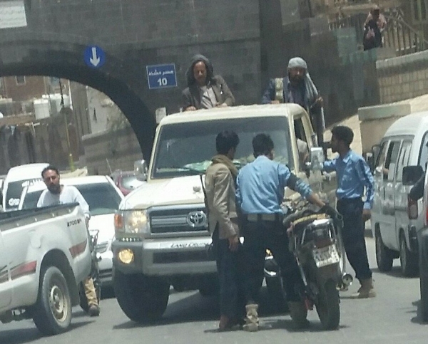 طقم حوثي يدهس دراجة نارية على متنها اثنان من رجال المرور في صنعاء