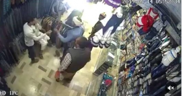 شاهد فيديو.. مشرف حوثي يعتدي على بائع ملابس بصنعاء رفض دفع جباية