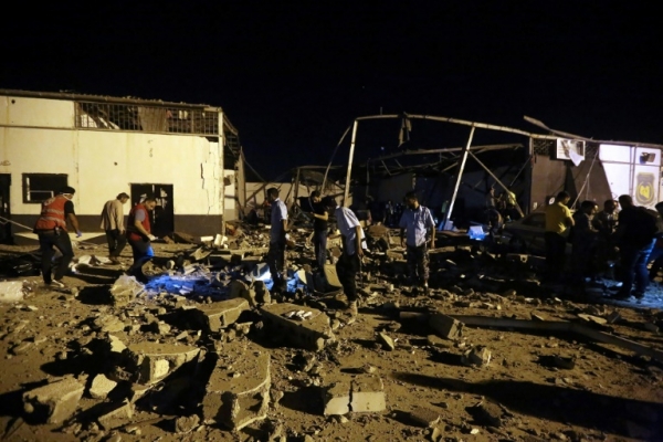 مقتل 44 على الأقل في قصف لقوات حفتر على مركز للمهاجرين في ليبيا
