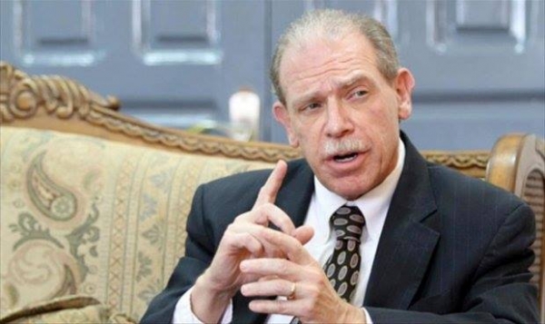 السفير الأمريكي الأسبق يتحدث عن محاولات الانتقالي عرقلة لقائه برئيس الحكومة في عدن