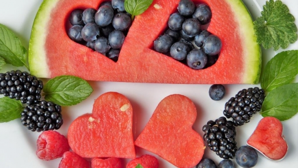 السعرات الحرارية بـ14 فاكهة.. وهل يجب تناولها قبل أو أثناء أو بعد الأكل؟