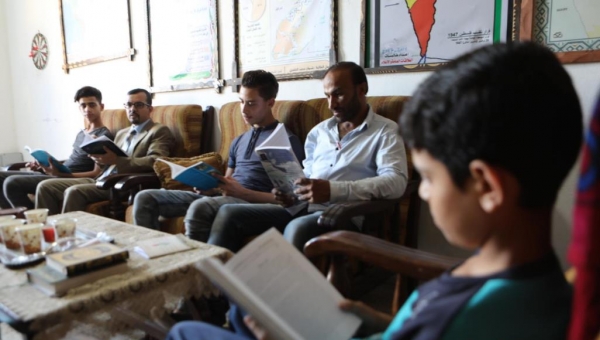 بها أكثر من ألفي كتاب.. غزي يحول مكتبته الخاصة إلى عامة