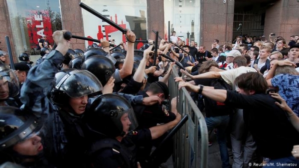 الشرطة الروسية تعتقل مئات المعارضين خلال تظاهرة وسط موسكو