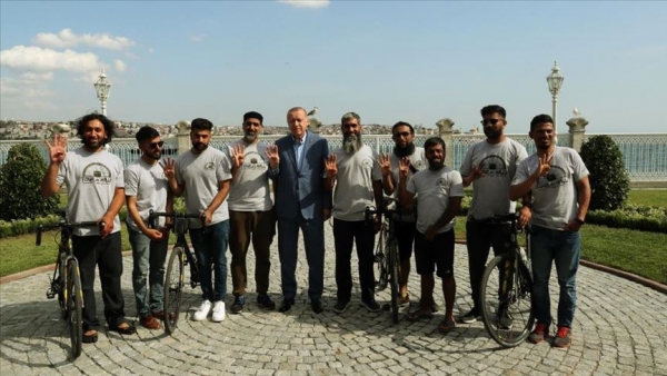 8 بريطانيين يصلون السعودية على دراجات هوائية لأداء الحج