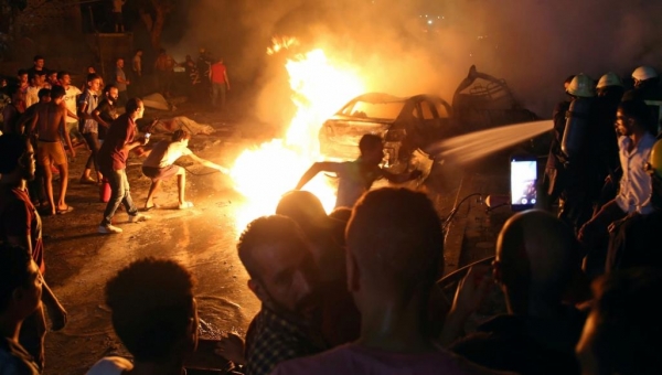 عشرات الضحايا جراء انفجار عدد من السيارات وسط القاهرة
