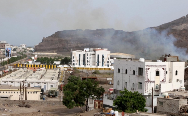 رويترز.. تصدع التحالف المؤيد للحكومة في اليمن بعد سيطرة الانفصاليين على عدن