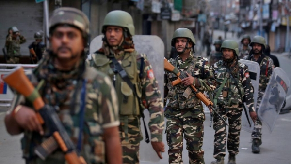 باكستان تتهم الهند باستهداف القرى المحاذية لخط الهدنة في كشمير