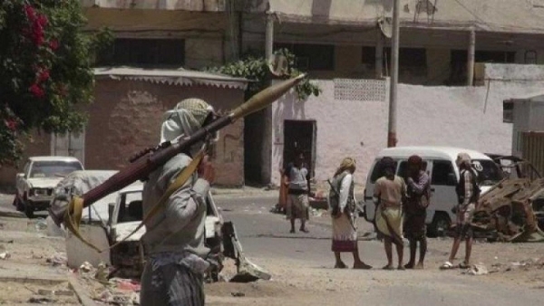 عدن.. مقتل اثنين وإصابة آخرين في تجدد الاشتباكات بين مسلحين من منطقة السيلة والمحاريق