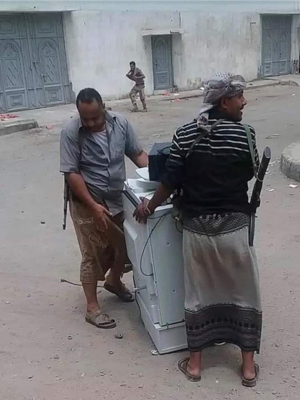 ناشطون يمنيون: مليشيا الإنتقالي فاقت مليشيا الحوثي في سرقة المنازل ونهب غرف النوم