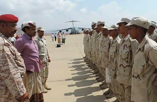 طائرة إماراتية تنقل 40 مجندا من سقطرى للتدريب خارج اليمن
