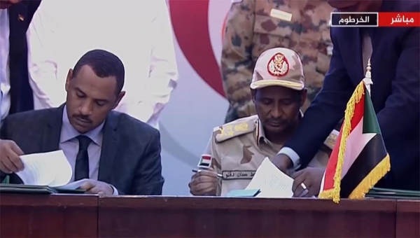 السودانيون يعبرون نحو الدولة المدنية بتوقيع اتفاق المرحلة الانتقالية