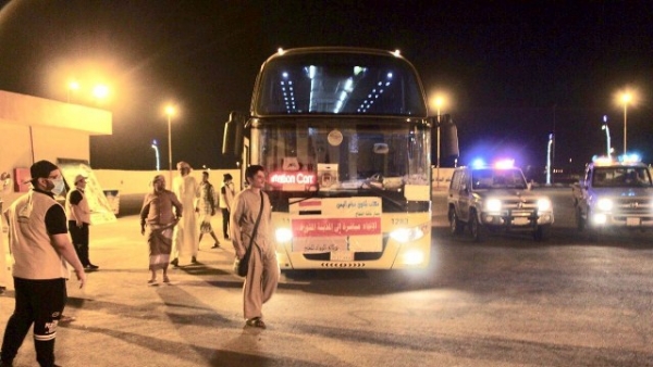 السعودية توقف أربعة حجاج يمنيين وعائلاتهم في منفذ الوديعة دون ذكر الأسباب