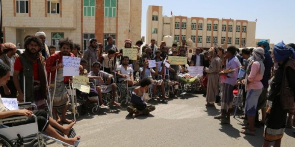 جرحى الجيش ينفذون وقفة احتجاجية أمام مقر السفارة اليمنية بالقاهرة