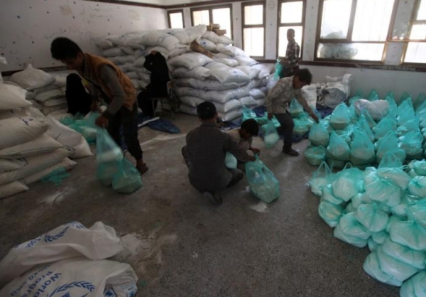 في غياب المانحين.. الأمم المتحدة تحذر من احتمال وقف 22 برنامج مساعدات لليمن