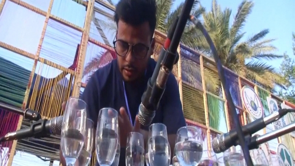 شاهد.. طالب عراقي يعزف ألحانا مميزة على الكؤوس الزجاجية