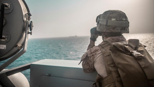 سفينة حربية أميركية تعترض قذائف حوثية قبالة سواحل اليمن