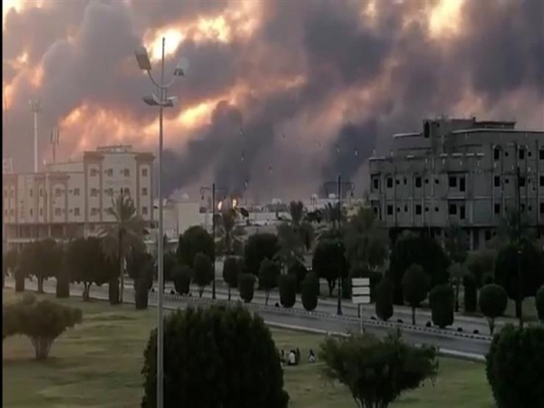 رويترز: قصف الحوثيين لأرامكو يعطل نصف انتاج النفط السعودي