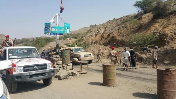جنود يقطعون الطريق الرابط بين تعز والتربة احتجاجا على عدم تسليم الرواتب