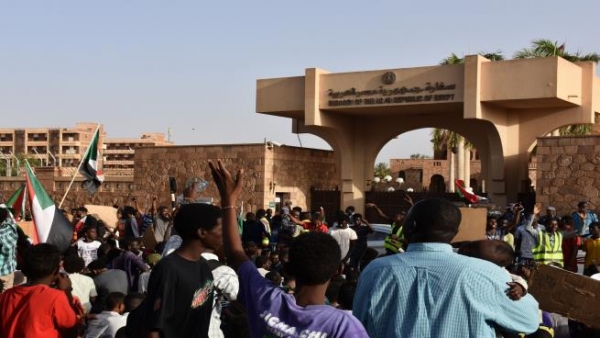 الخرطوم تستدعي السفير المصري احتجاجاً على اعتقال طالب سوداني