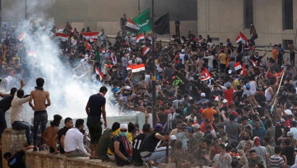 الرئيس العراقي يدعو لتلبية مطالب المتظاهرين والحكومة تحقق بسقوط ضحايا