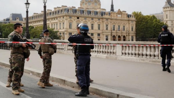 بينهم المنفذ.. خمسة قتلى في عملية طعن داخل مقر شرطة باريس