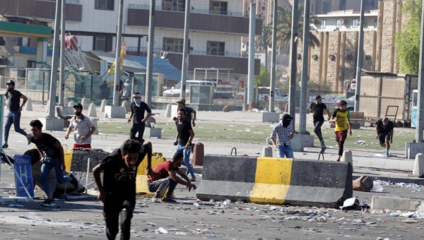 ارتفاع قتلى مظاهرات العراق.. ومحتجون يكسرون حظر التجول