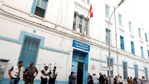 التونسيون يدلون بأصواتهم بثالث انتخابات برلمانية بعد الثورة
