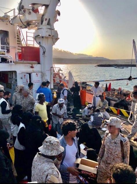 التحالف ينقذ سفينة يمنية تعطلت محركاتها على متنها 60 شخصا