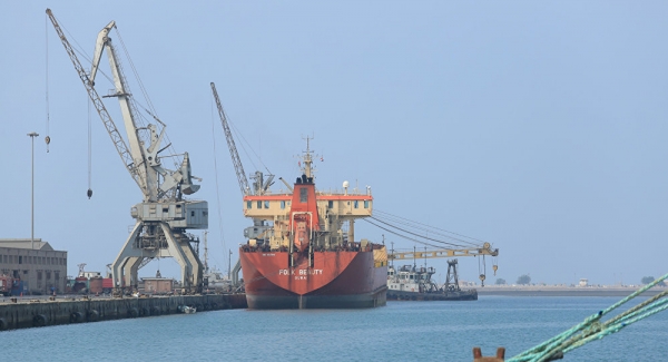 الحوثيون يعلنون عن وصول سفينة وقود إلى ميناء الحديدة
