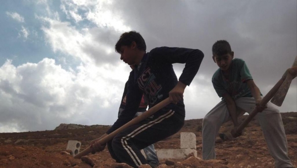 مهنة الموت لأجل البقاء.. طفلان سوريان يمتهنان حفر القبور طلبا للرزق