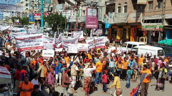 المئات في تعز يتظاهرون دعما لعمال النظافة