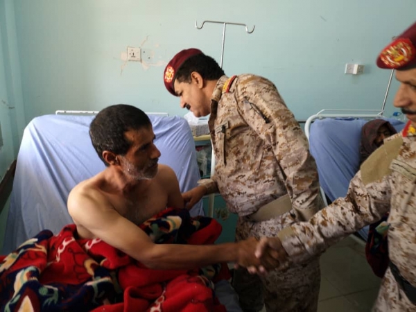 رئيس أركان العمليات المشتركة يتفقد جرحى الجيش في هيئة مستشفى مأرب