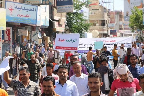 تعز.. المتظاهرون يطالبون بتعيين محافظ جديد بعد فشل السلطة المحلية في توفير الخدمات الأساسية